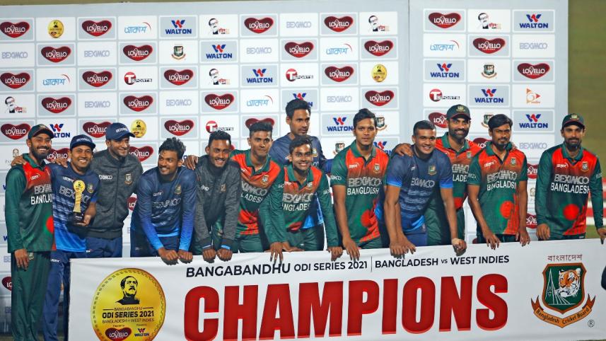 Tigers celebrate trophy.jpg