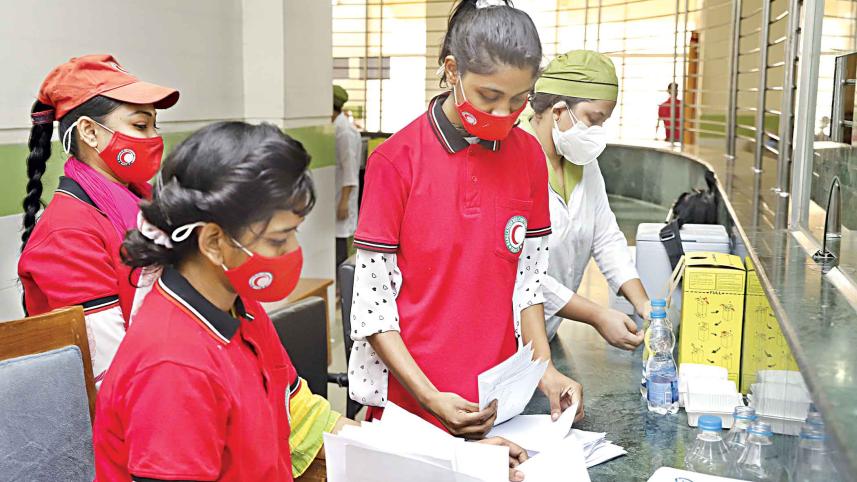 Young-Red-Crescent-volunteers.jpg