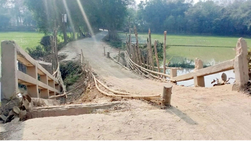 Broken-bridge-lies-Mirzapur.jpg