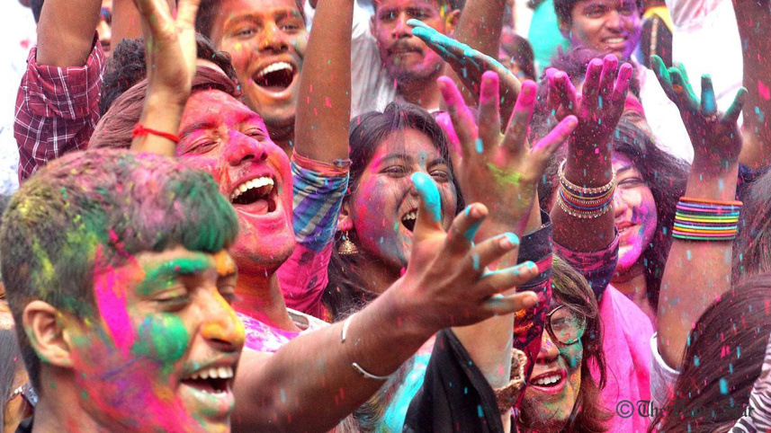 holi-3wb.jpg