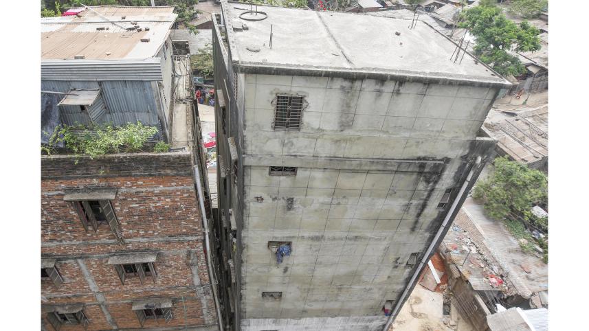 Tilted bulding 1.jpg