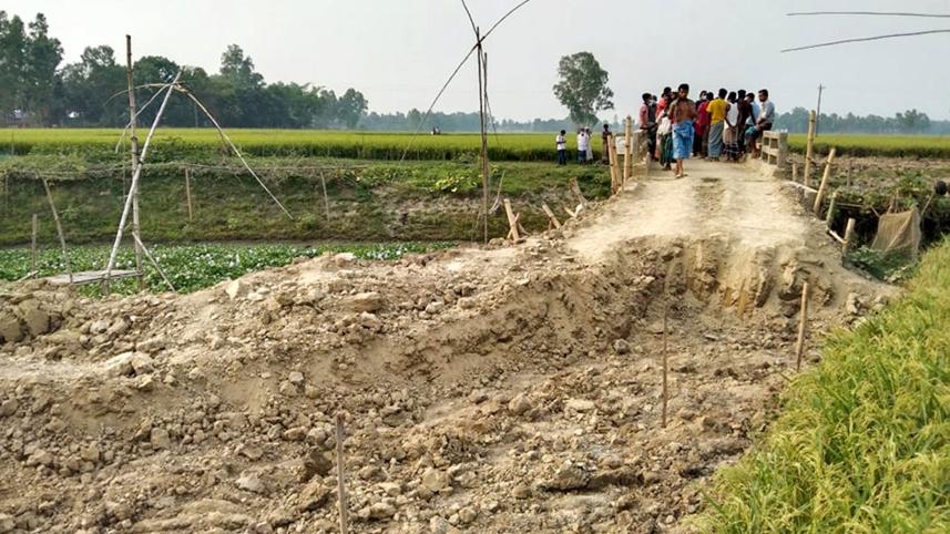 cuts-off-public-road-Tangail.jpg