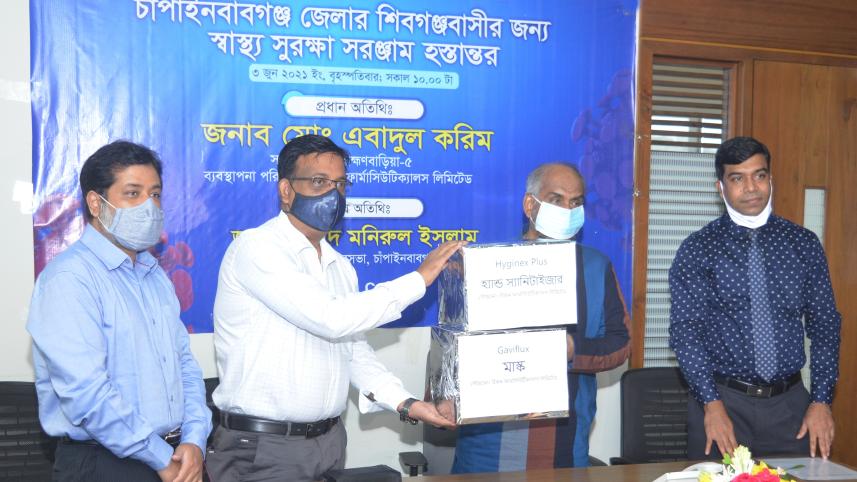 Masks and senitizer distribution to Chapainababgonj Mayor_2021.jpg
