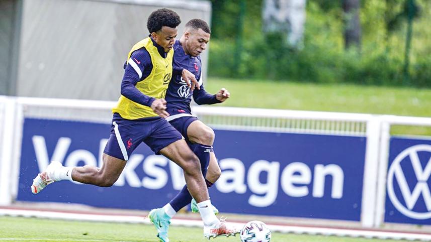 France-star-Kylian-Mbappe-vies.jpg