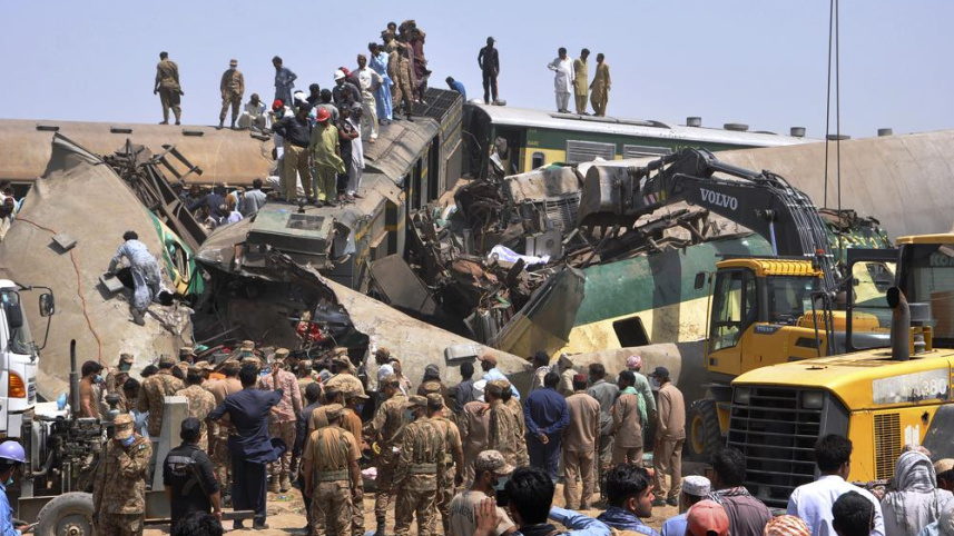Pakistan train collision.jpeg