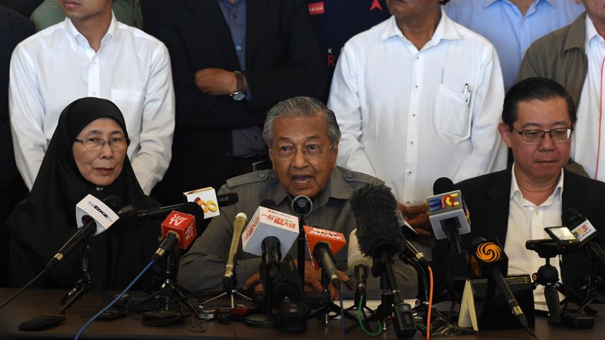 Malaysian ex-leader Mahathir Mohamad meets with king