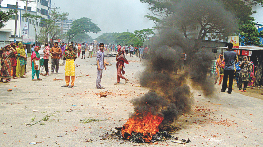 Agitated RMG workers.jpg