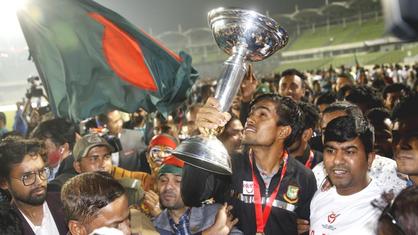 Akbar at Sher-e-Bangla with World Cup trophy.JPG