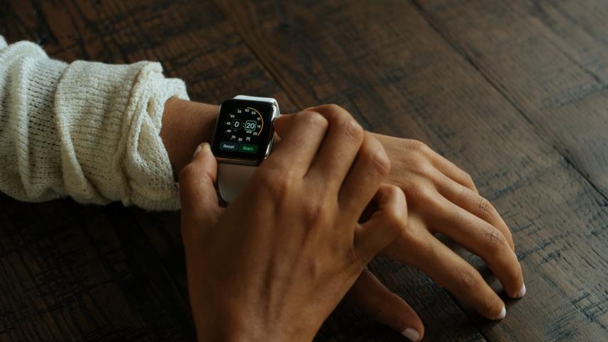 apple_apple_watch_hands_mockup_smartwatch_technology_touchscreen-1081343.jpgd_.jpeg