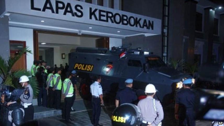 Convicts taken away in armored car-3.jpg