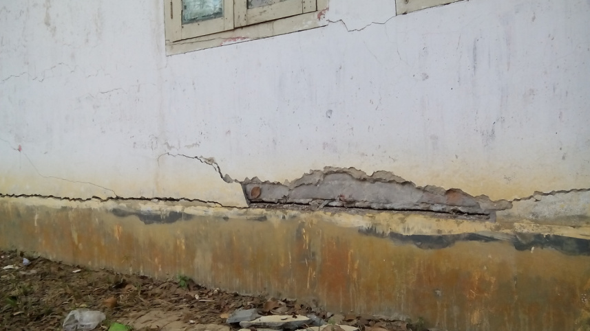 dangerous cracks 1.jpg