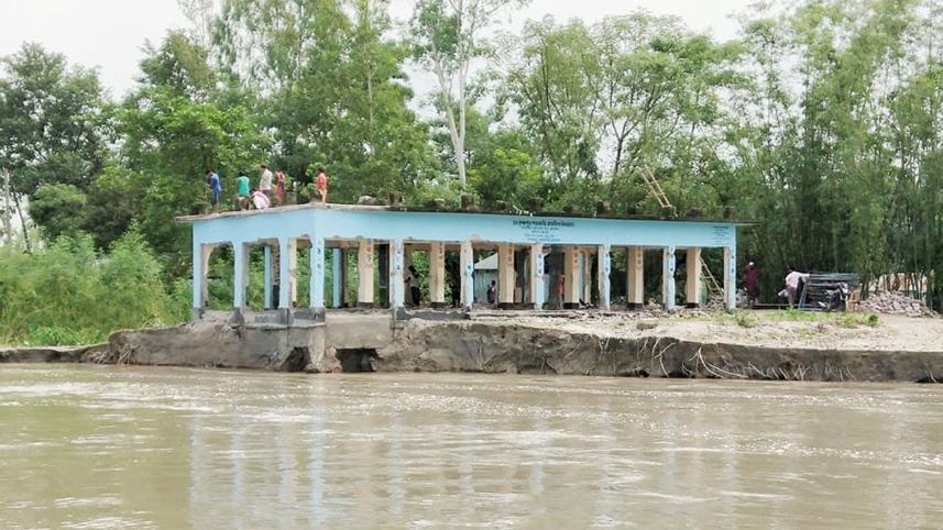 Erosion-Kurigram-schools.jpg