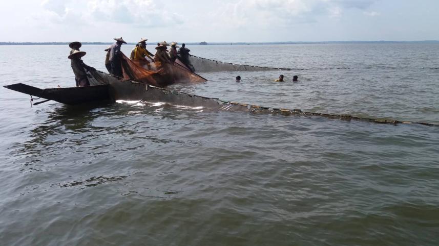 Fishermen Hakaluki Haor 1.jpg