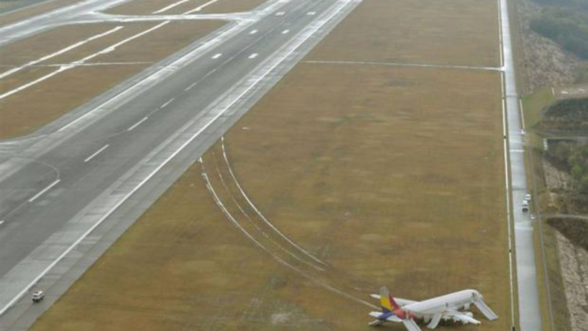 Hiroshima runway plane skidds.jpg