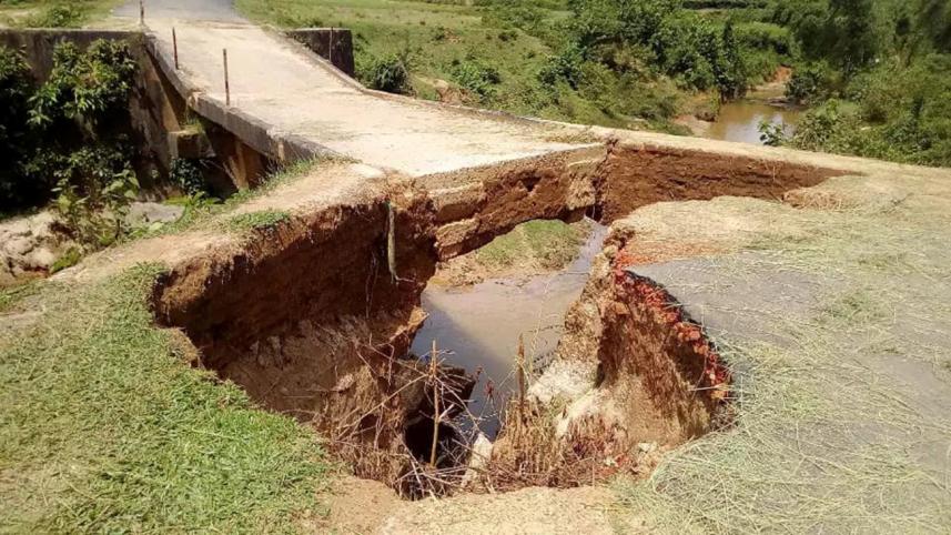 Huge hole Kulaura road 1.jpg