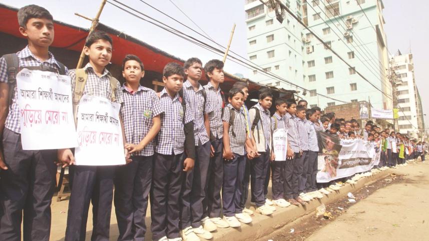 human chain by school children