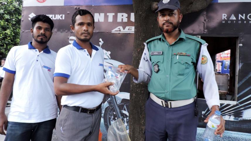 Iftar packets workers.jpg