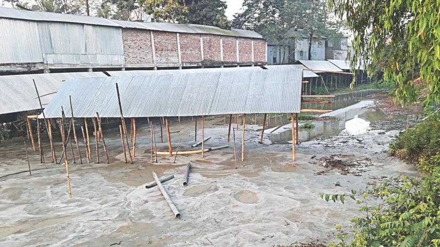 Illegal structures govt canal.jpg