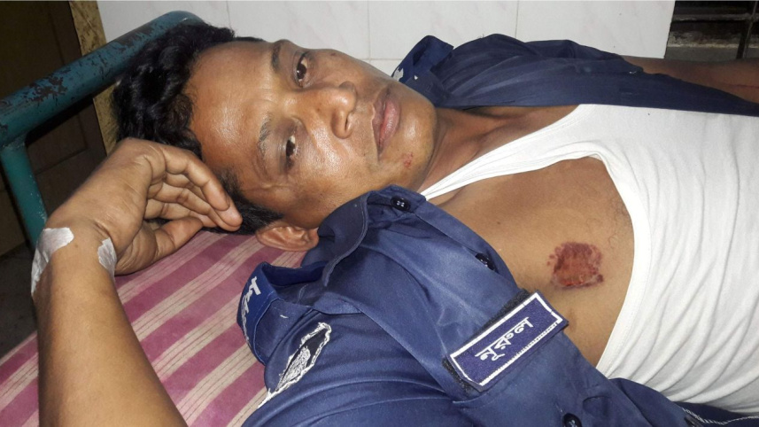injure cops Lalmonirhat.jpg