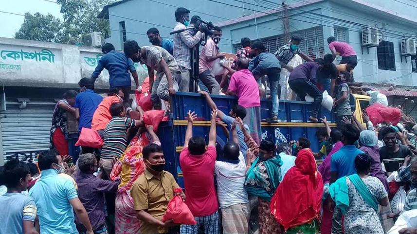 Jamalpur relief loot pic-1 - Copy.jpg