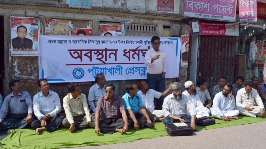 Journalists stage a sit-in.jpg