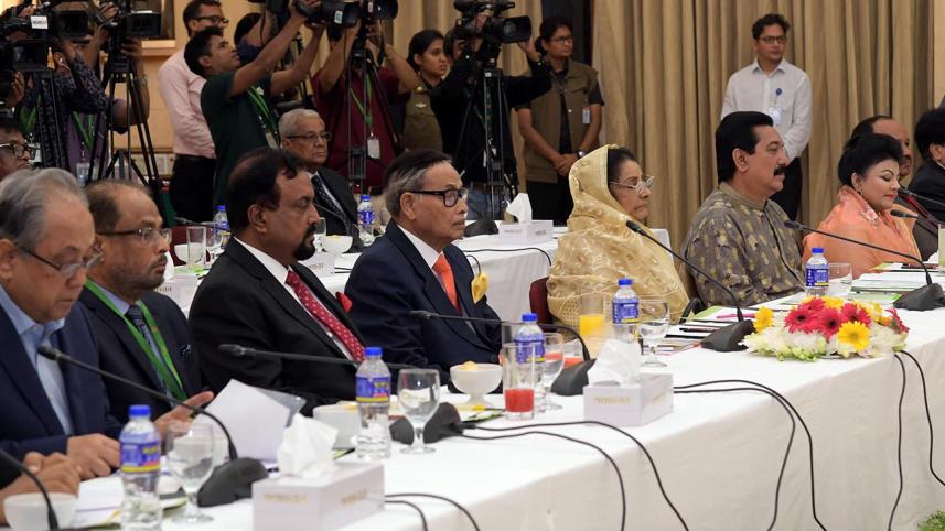 JP talks with PM.jpg