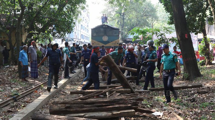 Jute mill workers block Railway