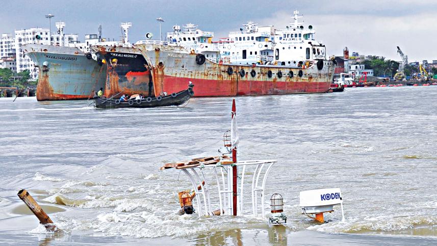 Lighter-vessel-capsizes-Karnaphuli.jpg