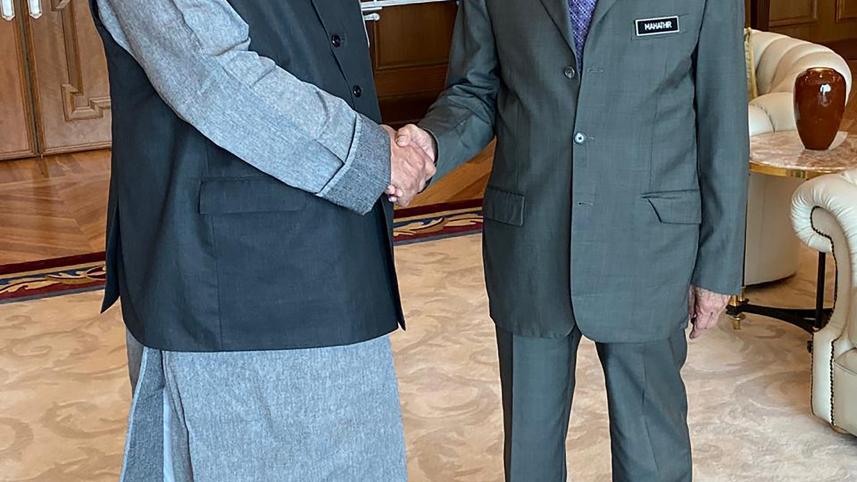 Mahathir Mohamad and Imran Ahmad shakes