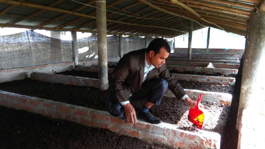 making vermicompost.jpg