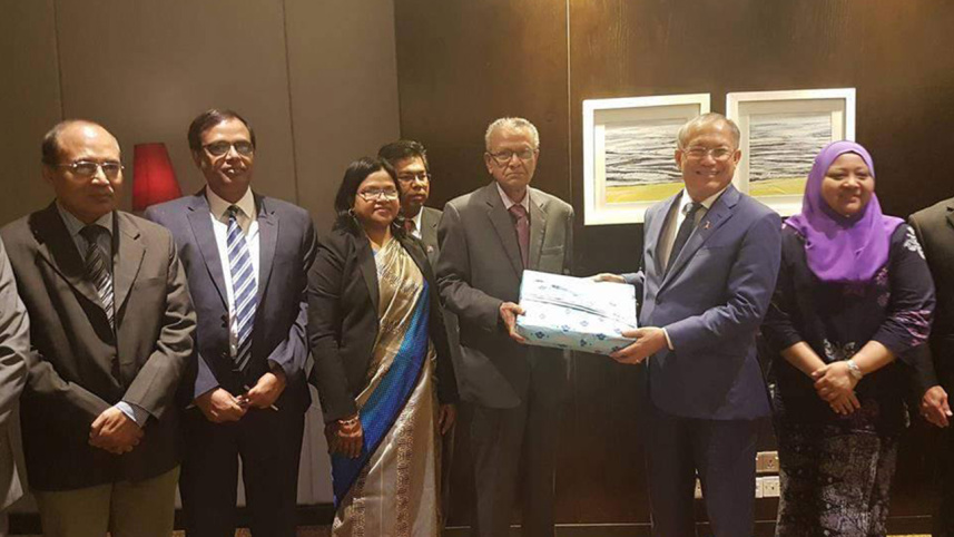 Malaysia minister in Dhaka.jpg