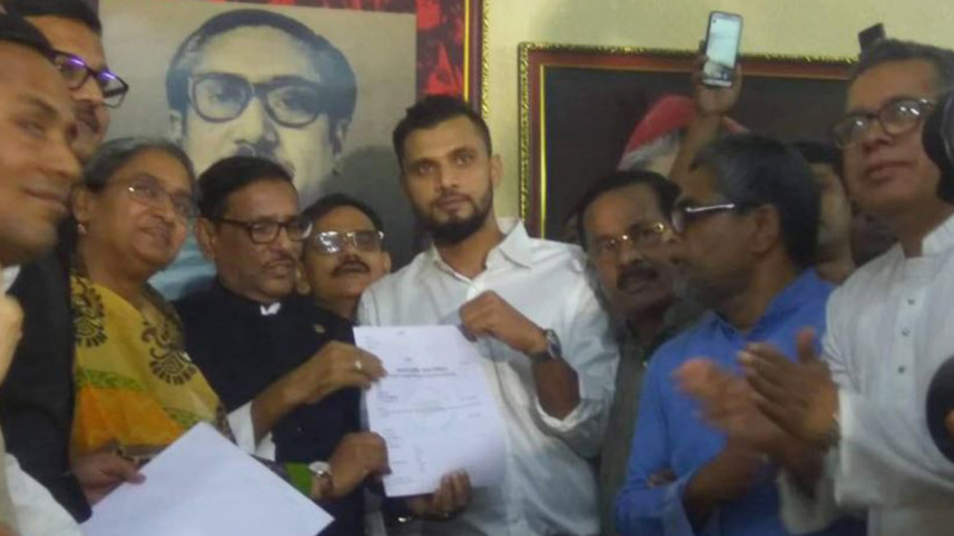 Mashrafe Bin Mortaza collects Awami League nomination form
