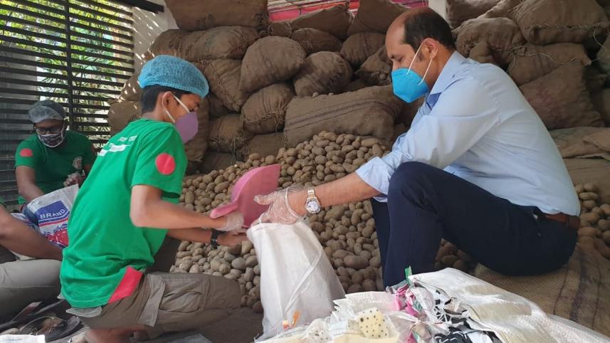 Mayor Atiqul Islam workign with the members of BD Clean..jpg