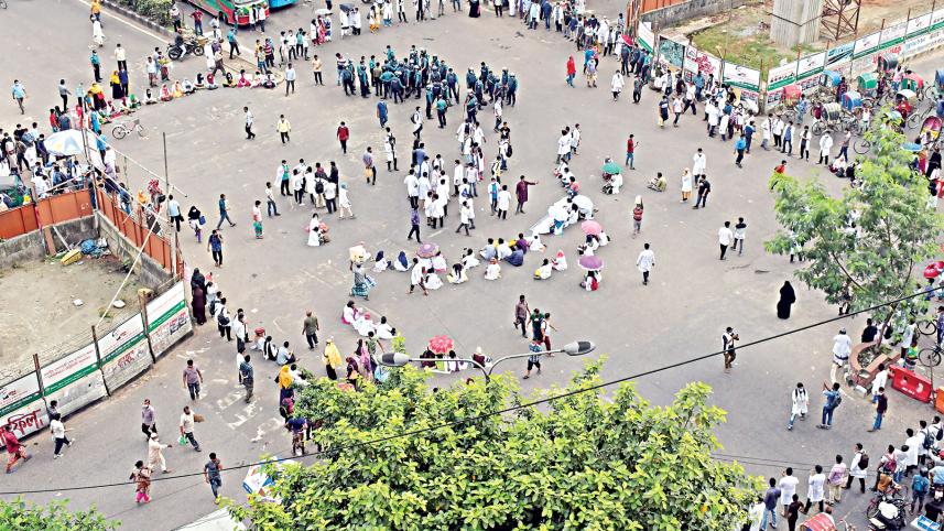 Medical-students-block-Shahbagh.jpg