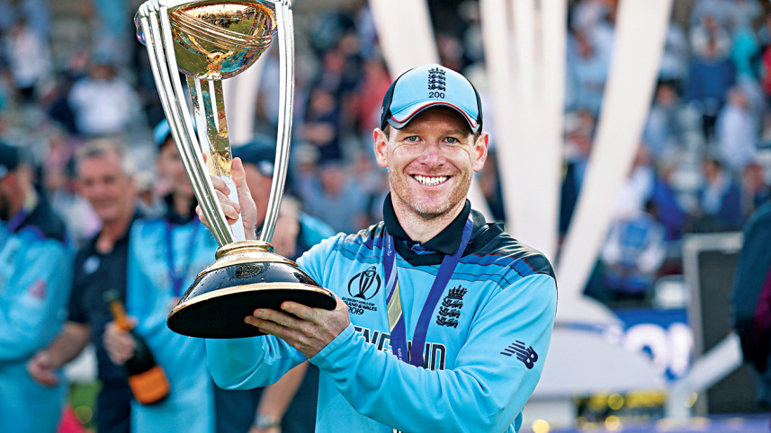 Morgan lifts world cup.jpg