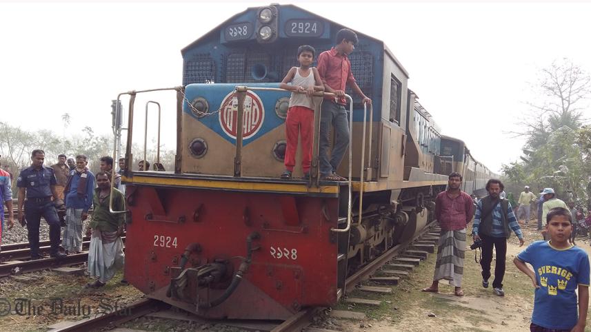 Natore_train_derail_1.jpg