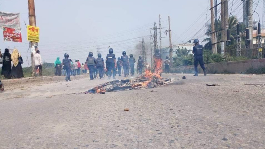 garments workers torch van in Naryanganj