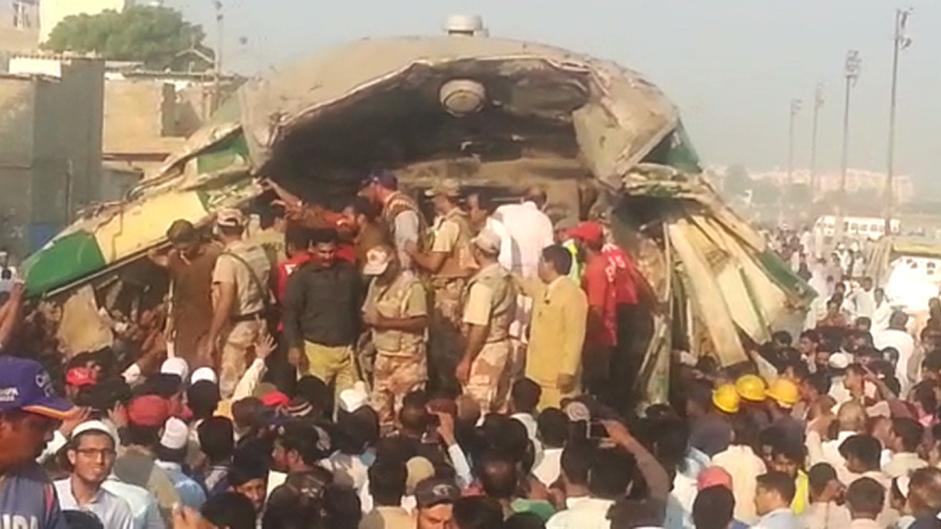 17 killed,Pakistan road crash,Karachi,The collision occurred as Zakaria Express struck Fareed Express,Landhi Railway Station