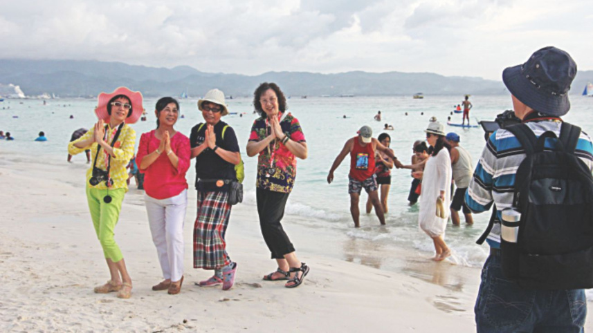 Philippines shuts tourists spot.jpg