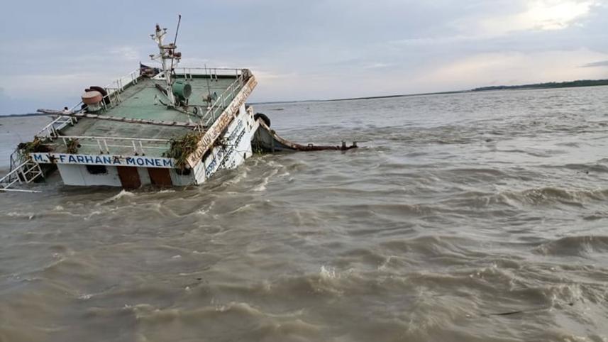 River-channel-closed-cargo-ship-capsizes.jpg