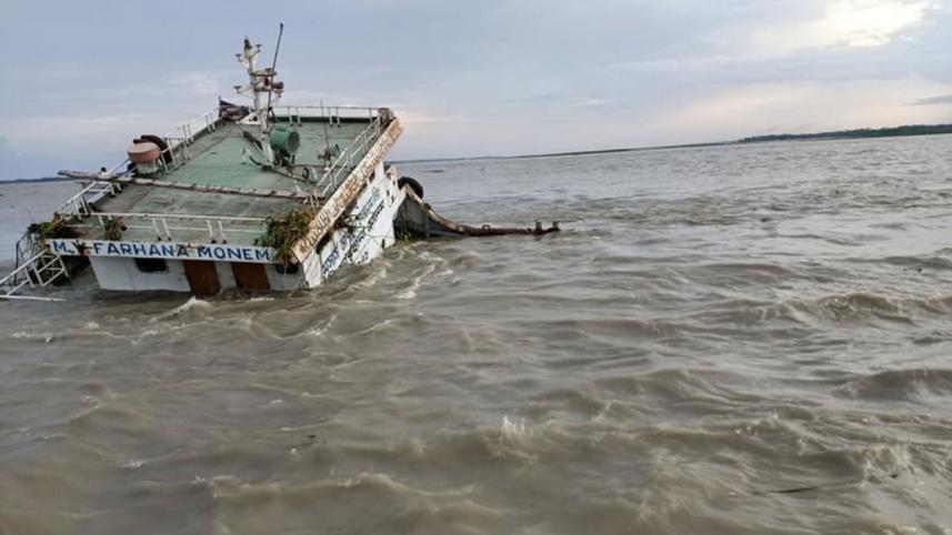 river-channel-closed-cargo-ship-capsizes.jpg
