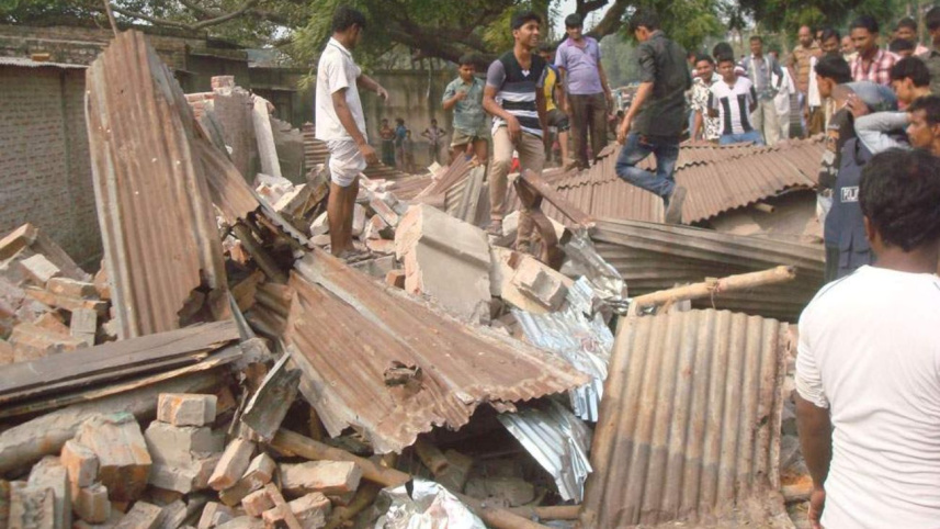 Rly demolishing C'nawabganj.jpg