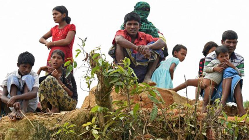 Rohingya refugees gather Thaingkhali refugee camp