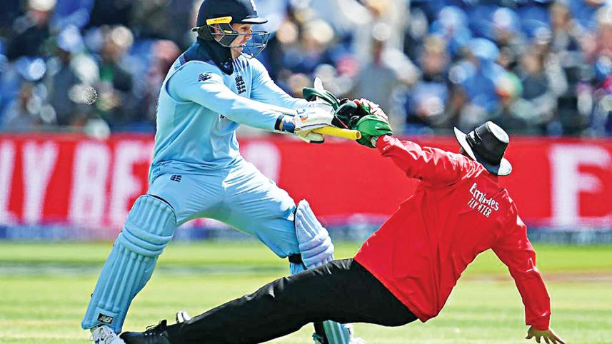 Roy Umpire clash.jpg