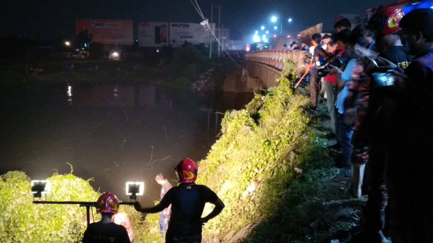 Taxi falls into Turag river