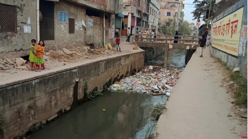 Shahjadpur drainage canal.jpg