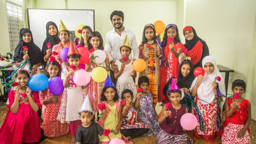 Shwapnil Shojib with the street children.jpg