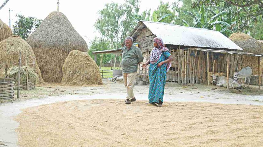 Shykh Seraj talks with a woman.jpg