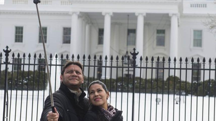 smithsonian-bans-selfie-stick.jpg