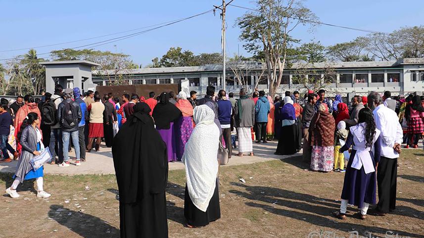 SSC examinees and their guardians gather in front of an centre